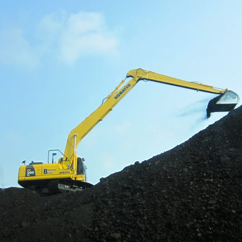 แบคโฮ komatsu pc200lc ตักถ่านหิน